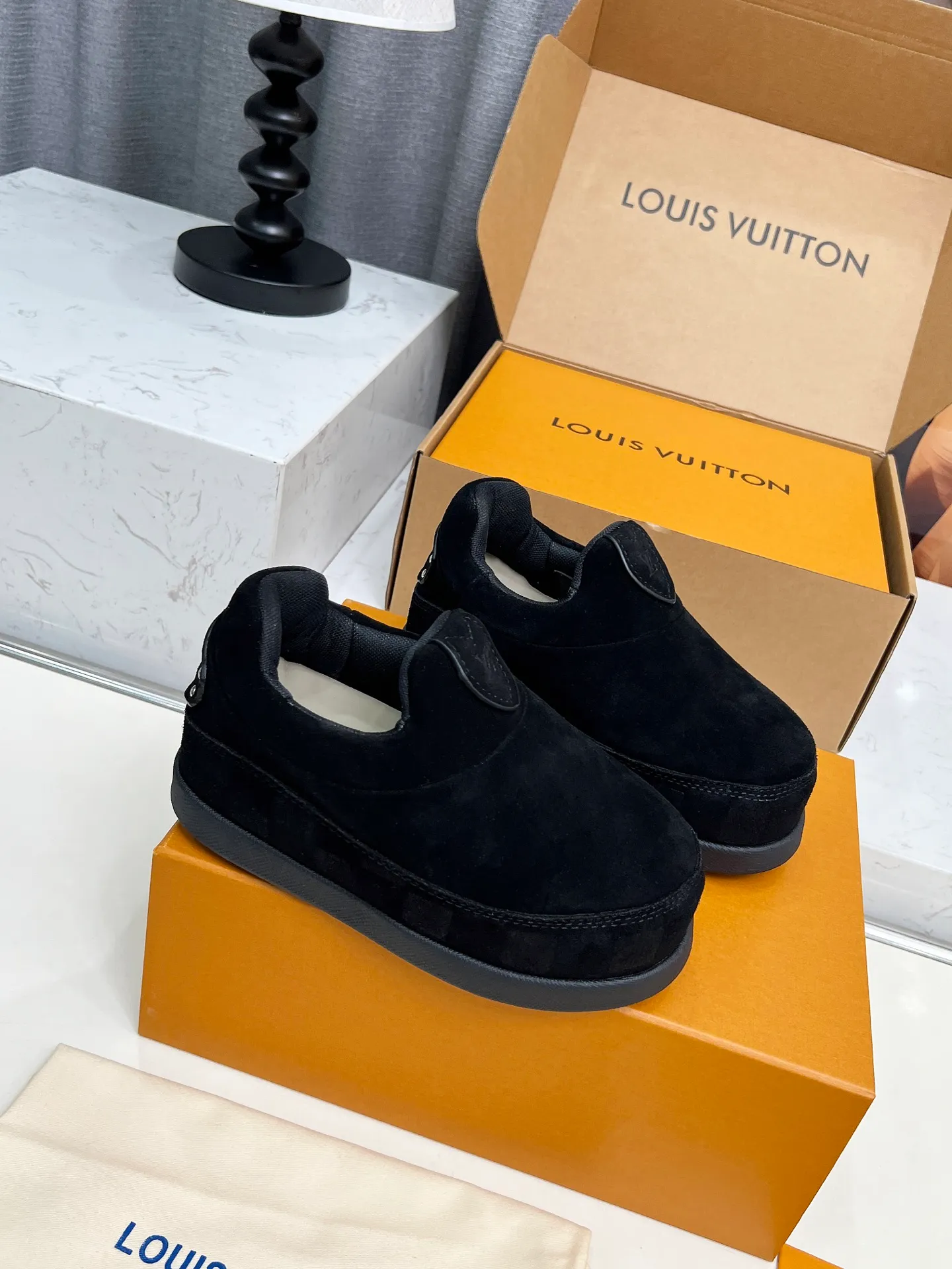 [L Family] P: 740💰 Couple model, size: women 35-41 (customized at 41 for women), 39-46 for men (customized at 45.46) The 2025 iteration of this Time Out sneaker, couple model, LV co-branded nigo, donkey brand, Louis Vuitton, ugly, cute😍Many Internet celebrities have shown off their feet, a classic and versatile item. Fabric: Imported high mercerized cow suede. Lining: high-grade elastic mesh, outsole: original molded outsole, palm print rubber outsole with hidden L letter and Monongram flower.